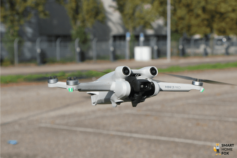 Die DJI Mini 3 Pro schwebt in der Luft.